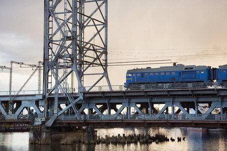 俄罗斯加里宁格勒 哥尼斯 Pregolya 河上的双甲板吊桥