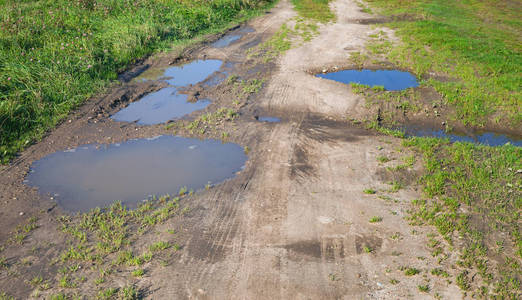 泥泞的乡村道路