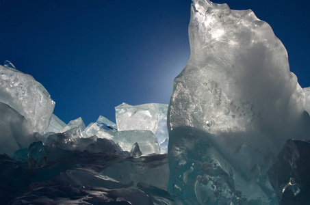 俄罗斯。 令人惊讶的是，贝加尔湖冰的透明度，因为缺乏雪和极端寒冷的冬天。