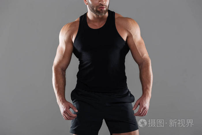 一个强壮的男性健美运动员的裁剪图像