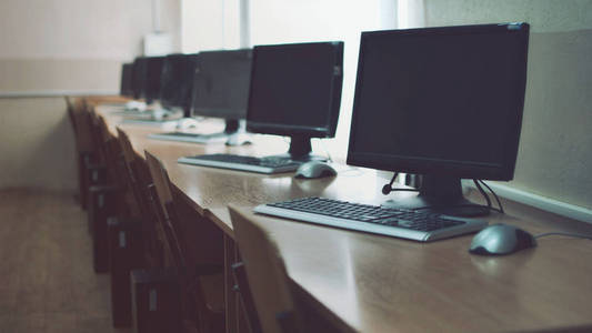 电脑监控教室教室和桌子上的键盘