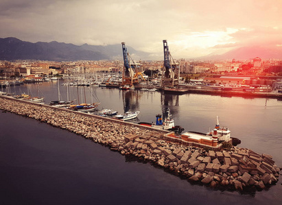 船港在日落。意大利