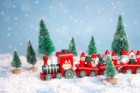 红色圣诞玩具火车与冷杉树和降雪图片