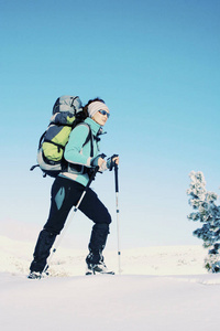 带着背包和帐篷冬季登山活动