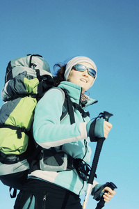 带着背包和帐篷冬季登山活动