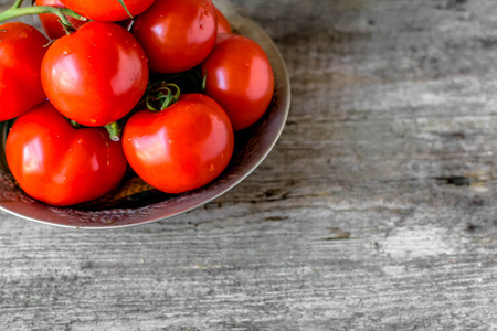 新鲜的蕃茄, 当地市场蔬菜在一个碗在乡下桌