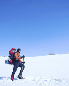 带着背包和帐篷冬季登山活动