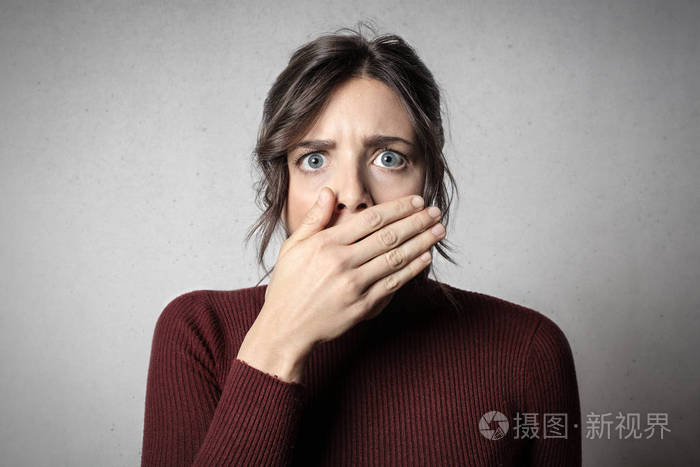 女人用手捂住嘴