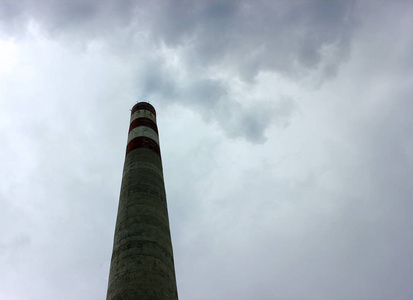 工业烟囱在天空中排放有毒污染物，污染环境