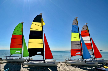 五颜六色的帆在海滩上的沙滩上休息，在钥匙比斯坎尼弗洛里达
