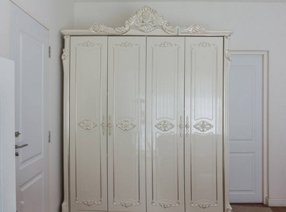 卧室里有白色的老式衣柜