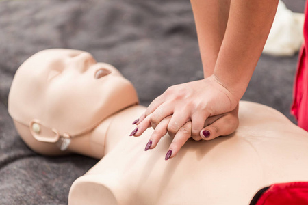 户外CPR培训。 CPR娃娃的再动过程