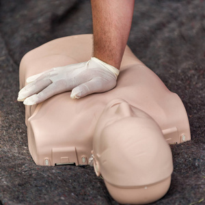 户外CPR培训。 CPR娃娃的再动过程