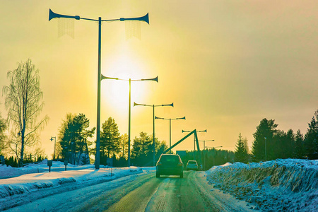 汽车在路在日落在冬天罗瓦涅米