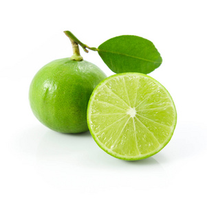 绿柠檬或青柠与叶隔离的白色背景