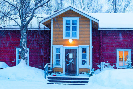 雪中白雪覆盖的平房屋冬罗瓦涅米