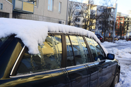 被冰雪车覆盖