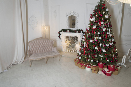 带壁炉沙发圣诞树和礼品的圣诞客厅。美丽的新年装饰经典家居内饰
