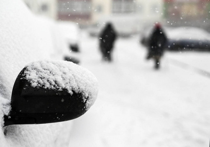 雪覆盖着的汽车