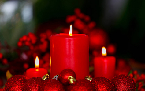 燃烧的红色蜡烛和闪闪发光的圣诞球美丽的节日装饰