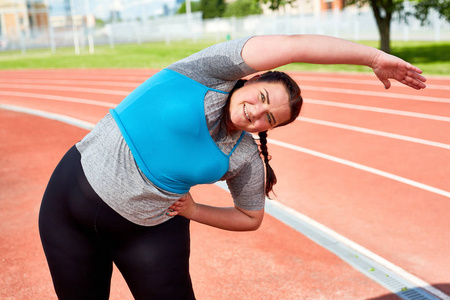 活动超重妇女休闲时在体育场锻炼