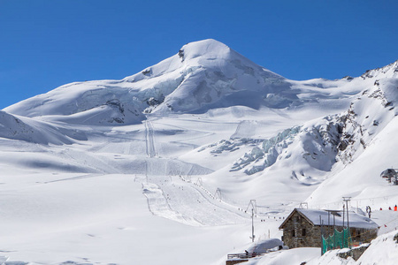 山顶上的滑雪站