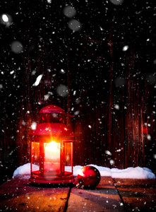 红色圣诞灯笼和雪木背景