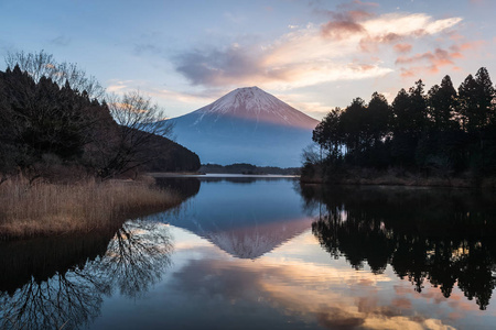 富士山和坦米湖在冬季有美丽的日出。 塔努基湖是日本富士山附近的一个湖。 它位于静冈县藤县，是静冈国家公园的一部分。