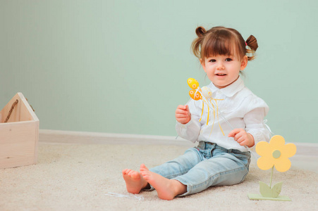 特写室内画像可爱快乐的女婴玩复活节装饰品