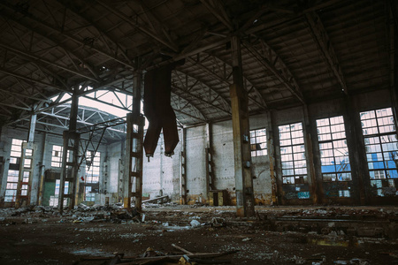 废弃的工业厂房废墟和拆迁概念