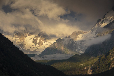高加索雪山的夏季景色。 云在山峰上的形成和运动。