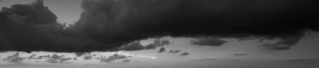 黑白色的阴郁和戏剧性的天空图片