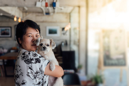 咖啡店咖啡馆里的亚洲女人和狗