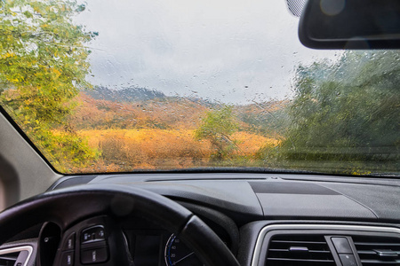 雨点落在车窗上。秋季雨季景观 bl