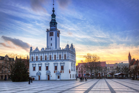 波兰日落时拥有历史市政厅的旧城镇广场
