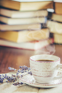 一杯咖啡和一本书。 休闲。 选择性聚焦。