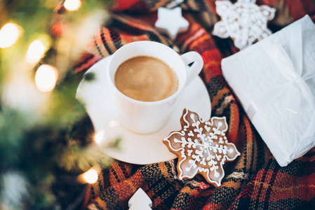 圣诞装饰与一杯咖啡, 姜饼和格子