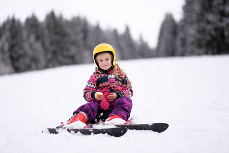 快乐的小女孩滑雪下山