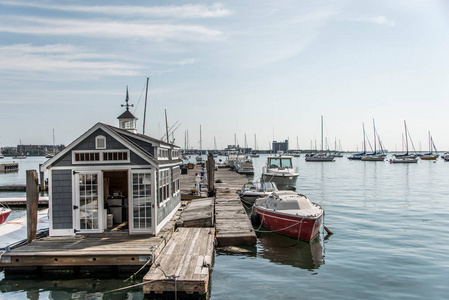 在波士顿港口码头停泊的帆船和豪华游艇的一排排的名称和商标都得到了改造