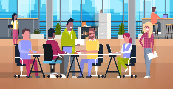 休闲商务人员一起工作在 Coworking 办公室现代团队发言混合种族商人坐在办公桌 Coworking 中心