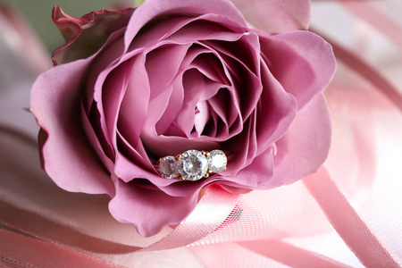 玫瑰与美丽的订婚戒指图片