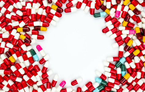 彩色的抗生素胶囊药片在白色背景下与复制空间隔离。耐药性概念。合理和全球医疗保健概念的抗生素用药
