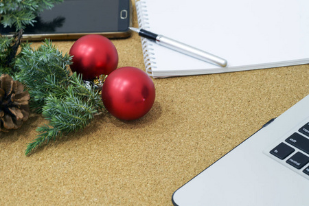 没有完成的目标清单在笔记本上的木桌上的圣诞装饰品和笔记本电脑