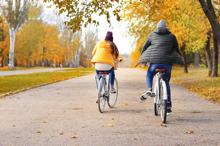 年轻夫妇在公园里骑自行车图片