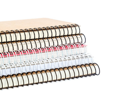 在白色背景上隔离的堆叠弹簧笔记本
