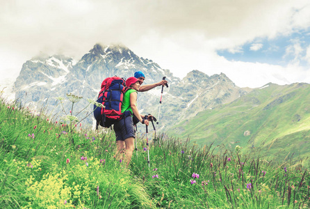 在美丽的山上徒步旅行。一群远足者享受天气