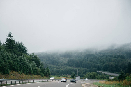 公路上的车