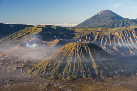 美丽的风景溴活跃火山的山在爪哇, 在