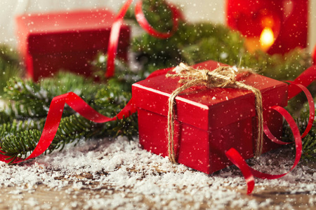 红色礼物箱子在木背景圣诞新年 com