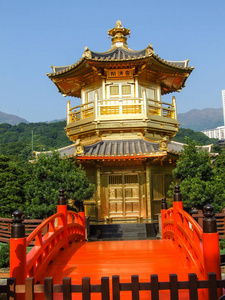 中国花园里的一座金塔。